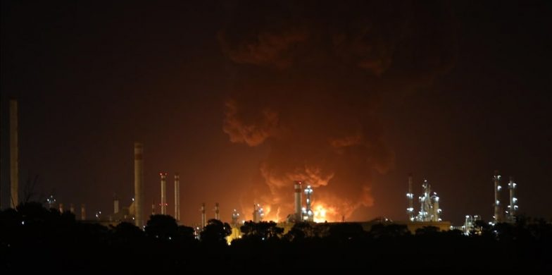 Widespread fire US refinery
